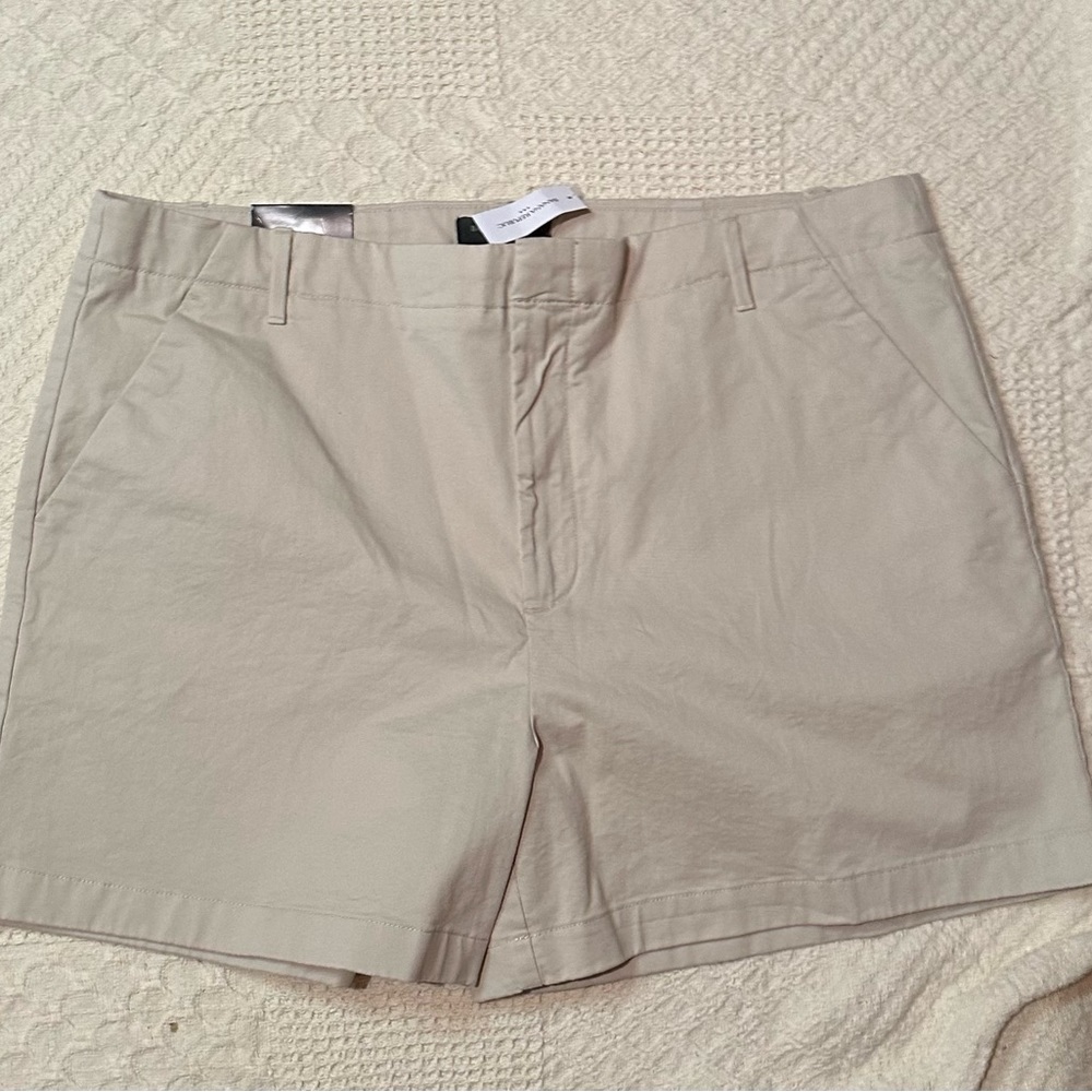 -Khaki Banana Republic shorts. Size 18 - Picture 3 of 3